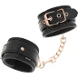Preview: Schwarze Handfesseln mit goldenen Schnallen und Kette, stilvoll und modern gestaltet.