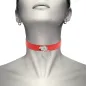 Preview: Person mit rotem Halsband und silbernem Ring, Kopf leicht nach oben geneigt, monochromes Bild.