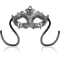 Preview: Silberne venezianische Maske mit schwarzen Bändern, verziert mit floralen Mustern und einem zentralen Ornament.