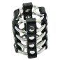 Preview: Schwarzes Lederarmband mit silbernen Metallringen und Nieten, in einem Gittermuster angeordnet.