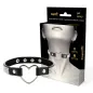 Preview: Schwarzes Halsband mit Herzanhänger und Strasssteinen, verpackt in einer Schachtel mit Bild einer Person, die es trägt.