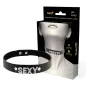 Preview: Schwarzes Halsband mit "SEXY" in Strass, Verpackung zeigt Modell mit dem Halsband.