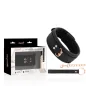 Preview: Schwarzes veganes Lederhalsband mit goldenen Details und Kette, neben der Verpackung.
