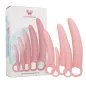 Preview: Set aus fünf rosa Silikon-Dilatatoren mit Griffen, neben der Verpackung mit Schmetterlingsdesign.