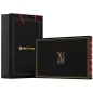 Preview: Black gift box and bag with gold lettering "Pretty Love 30th Anniversary Baile" and red handles.