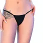 Preview: Person mit schwarzem Bikiniunterteil, Rosen-Tattoo an der Hüfte und Bauchnabelpiercing.