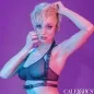 Preview: Person mit kurzem blondem Haar in schwarzem Oberteil vor lila Hintergrund.