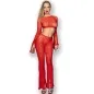 Preview: Frau in rotem Spitzen-Outfit mit langen Ärmeln und Schlaghose, trägt Ohrringe und offene Schuhe.