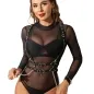Preview: Frau in schwarzem, transparentem Outfit mit Leder- und Kettendetails, lächelt und trägt goldene Ohrringe.