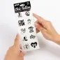 Preview: Hände halten ein Set temporärer Tattoos mit verschiedenen Designs und Texten wie "THAT'S HOT!" und "BITE HERE".