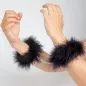 Preview: Hände in schwarzen, flauschigen Handschellen mit silberner Kette.
