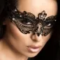 Preview: Frau mit schwarzer Spitzenmaske und Schmucksteinen, Nahaufnahme des Gesichts, geheimnisvoller Ausdruck.