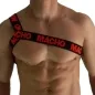 Preview: Oberkörper eines Mannes mit schwarzem Band mit rotem "Macho"-Schriftzug über der Brust.