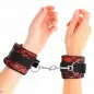 Preview: Kurze Handgelenksfesseln Aus Samtspitze Rot / Schwarz – Kink