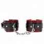 Preview: Schwarze und rote Handfesseln mit Kette, dekoriert mit Leopardenmuster.