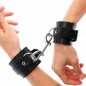 Preview: Handgelenkfesseln Nietenreihe Und Grosse Schnalle Schwarz – Kink