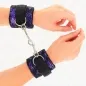 Preview: Kurze Handgelenksfesseln Aus Samt + Nylon Lila / Schwarz – Kink