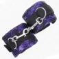 Preview: Kurze Handgelenksfesseln Aus Samt + Nylon Lila / Schwarz – Kink