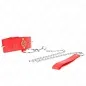 Preview: Rotes Halsband mit Kette und Griff, verziert mit goldenen Details und Nieten.