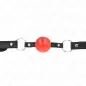 Preview: Schwarzes Lederband mit rotem Ball und Metallringen, vor weißem Hintergrund.