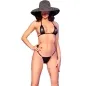 Preview: Person in schwarzem Bikini und großem Hut, posiert mit einer Hand auf der Hüfte vor weißem Hintergrund.