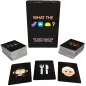 Preview: Kartenspiel "What The" mit Emojis auf Karten, darunter Affe, Besteck und Oma. Verpackung im Hintergrund.