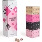 Preview: Spiel "Tower of Sex" mit nummerierten Holzblöcken in Pink, Schwarz und Natur, neben einer Verpackung und drei Würfeln.