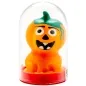 Preview: Orange Kürbisfigur mit Gesicht, grüner Stiel, in durchsichtiger Kuppel auf rotem Sockel.