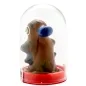 Preview: Braune Spielfigur mit blauen Details in einer durchsichtigen Kuppel auf rotem Sockel.