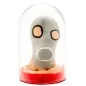 Preview: Graue Figur mit Gasmaske in einer durchsichtigen Kuppel auf rotem Sockel.
