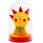 Preview: Gelbe, lächelnde Figur mit roten Zacken und blauen Augen in einer durchsichtigen Kuppel auf rotem Sockel.