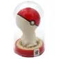 Preview: Rote und weiße Figur in einer durchsichtigen Kuppel, die einem Pokéball ähnelt, auf rotem Sockel.