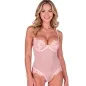 Preview: Frau in rosa Spitzen-Body, lächelnd, mit blonden Haaren, vor weißem Hintergrund.