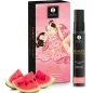 Preview: Shunga Waves of Pleasure Spray mit Wassermelonen-Geschmack, Verpackung mit erotischer Kunst, daneben Wassermelonenstücke.