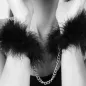Preview: Person mit schwarzen, flauschigen Handschellen und Kette an den Handgelenken.