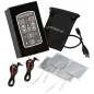 Preview: Elektrostimulationsgerät mit Kabeln, Elektrodenpads, USB-Kabel und Aufbewahrungstasche auf weißem Hintergrund.