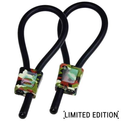 Zwei schwarze Kabel mit bunten Steckern in Tarnmuster, beschriftet mit "LIMITED EDITION".