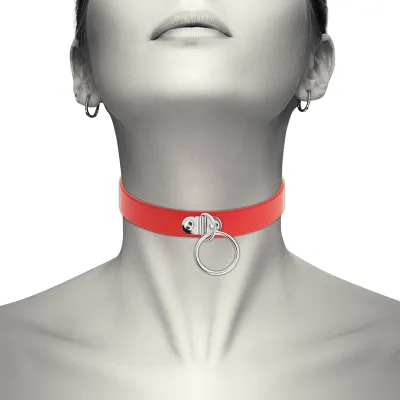 Person mit rotem Halsband und silbernem Ring, Kopf leicht nach oben geneigt, monochromes Bild.