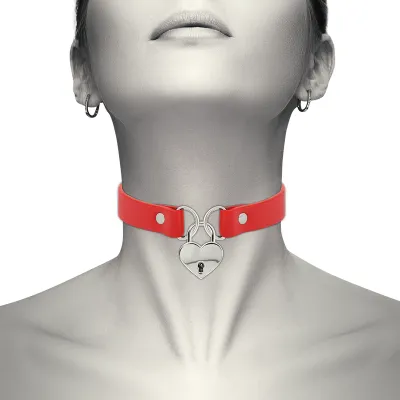 Person mit rotem Halsband und herzförmigem Schloss.