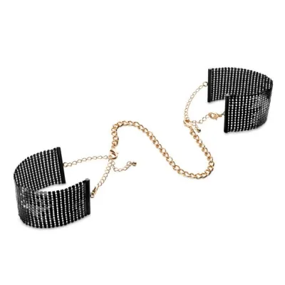 Schwarze Armbänder mit goldener Kette verbunden, auf weißem Hintergrund.