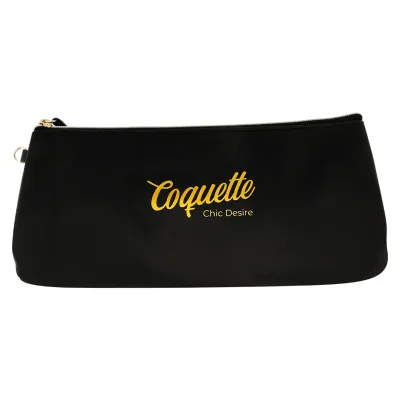 Schwarze Kosmetiktasche mit gelbem "Coquette Chic Desire"-Logo.