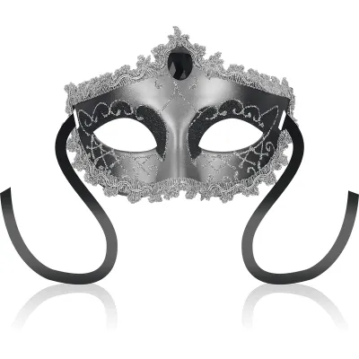 Silberne venezianische Maske mit schwarzem Band und Spitzenverzierungen.