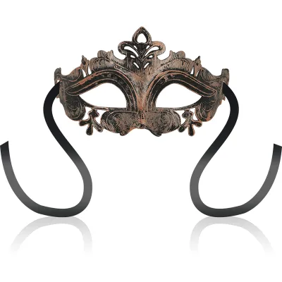 Bronzene venezianische Maske mit schwarzen Bändern, verziert mit floralen Mustern, auf weißem Hintergrund.
