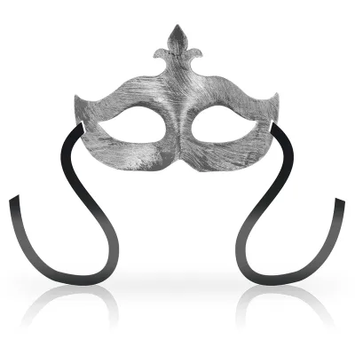 Silberne venezianische Maske mit schwarzen Bändern auf weißem Hintergrund.