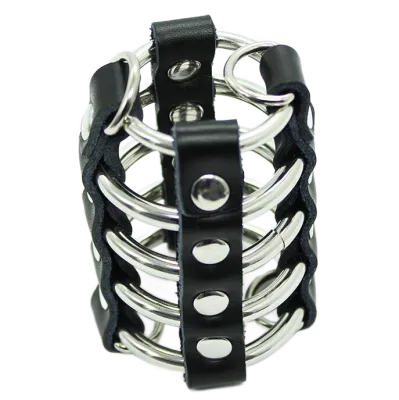 Schwarzes Lederarmband mit silbernen Metallringen und Nieten, in einem Gittermuster angeordnet.