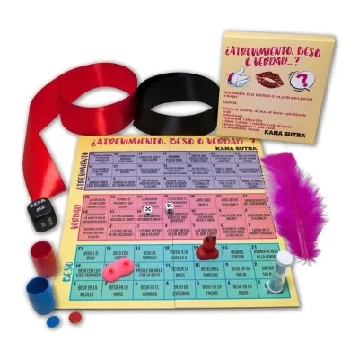 Brettspiel-Set mit Karten, Würfel, Bändern und Feder, thematisiert nach "Kama Sutra".