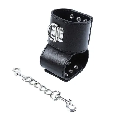 Handschellen Mit Nieten Und Karabiner – Ohmama