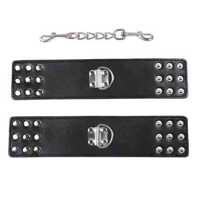 Handschellen Mit Nieten Und Karabiner – Ohmama