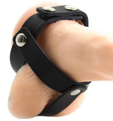 Schwarzer Leder-Cockring mit Druckknöpfen an einem hellen Modell.