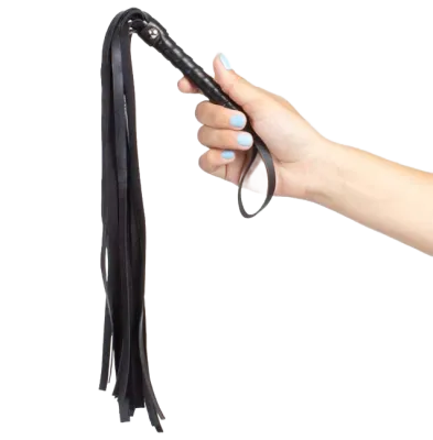 Hand hält eine schwarze Lederpeitsche mit mehreren Riemen.